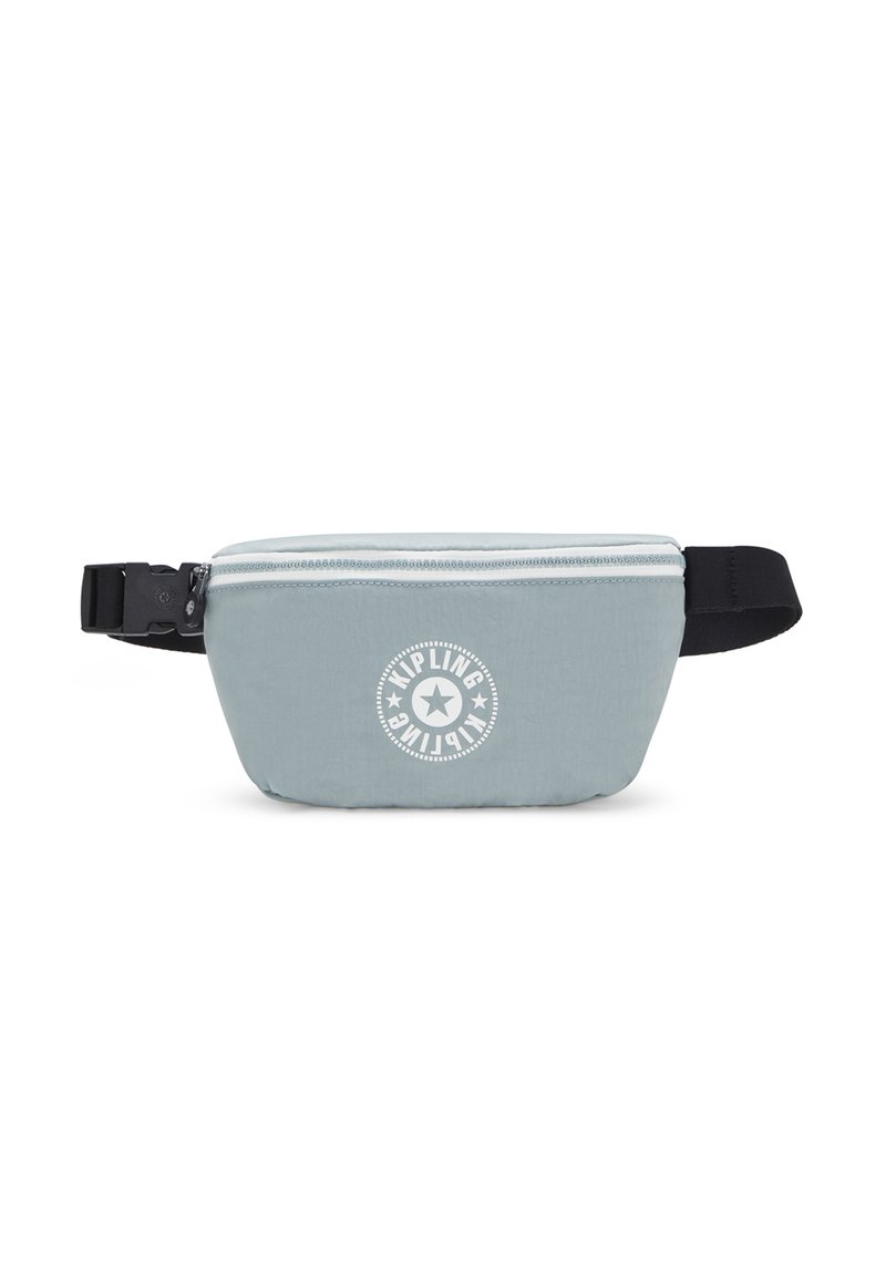 Borsa a vita blu chiaro realizzata in tessuto testurizzato, con chiusura a zip, tracolla regolabile e un logo circolare con stelle.