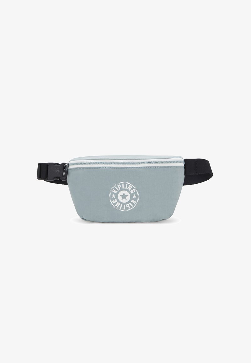 Borsa a vita blu chiaro realizzata in tessuto testurizzato, con chiusura a zip, tracolla regolabile e un logo circolare con stelle.