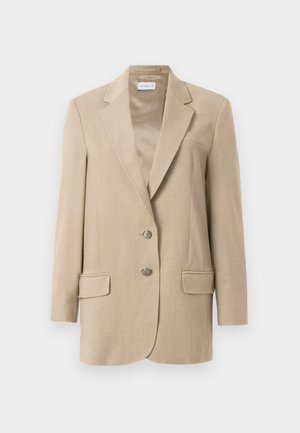 Blazer beige ajusté avec revers crantés, deux boutons sur le devant, poches plaquées et une poche poitrine passepoilée, fabriqué en tissu lisse.