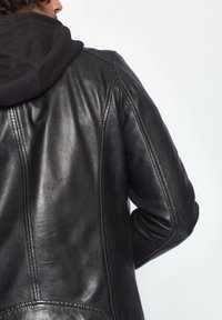 Maze Veste en similicuir - black