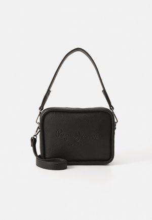 Must mustrakk nahkakott, millel on ristküliku kuju, tekstureeritud pind, pressitud logo, eemaldatav rihm ja lühike käepide kaasas kandmiseks.