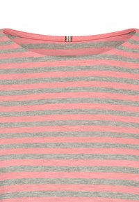 Gestreiftes T-Shirt mit wechselnden hellrosa und grauen Farben, aus weichem Baumwollmaterial, mit rundem Ausschnitt und einfachem, lässigem Design.