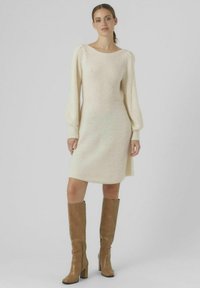 Vero Moda VMFLAVOUR - Stickad klänning - birch