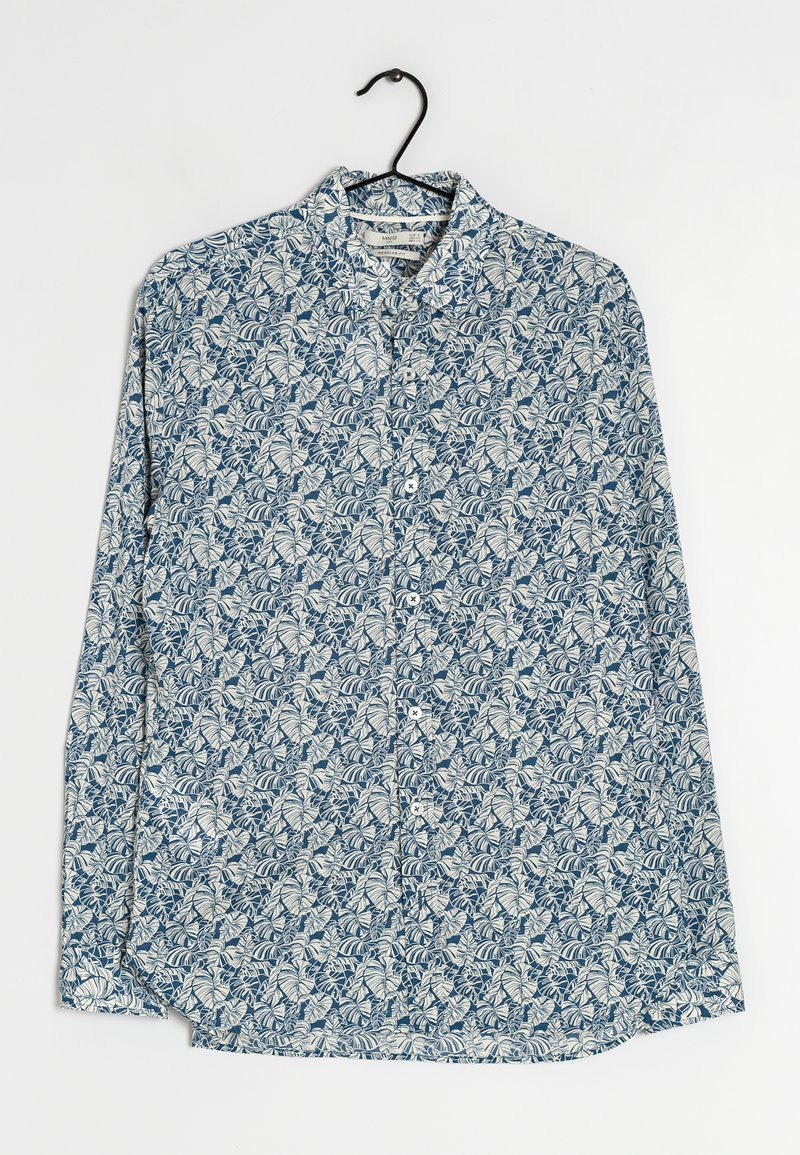 Camicia button-up con un motivo a foglie blu e bianche, maniche lunghe, colletto standard e orlo dritto. Realizzata in tessuto leggero.