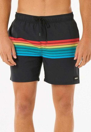 Shorts de baño negros con un patrón de rayas horizontales coloridas en rojo, naranja, amarillo, verde y azul. Cuentan con una cinturilla elástica con cordón.