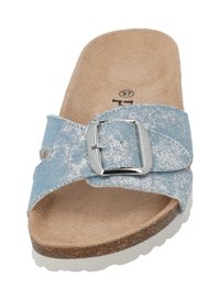 Blå denim slide-sandal med ett brett rem och en silver rektangulär spänne. Korkfotbädd och texturerad gummisula. Storlek 37 märkt på insidan.