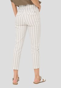 Katoenblenden gestreepte broek met hoge taille, enkel lengte, voorzakken en twee achterzakken met klep, in neutrale tinten en fijne details.