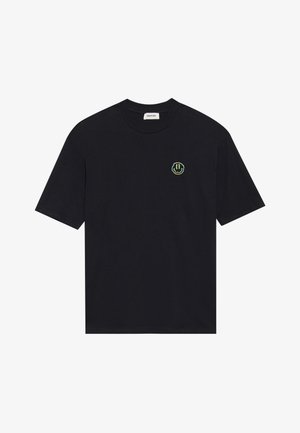 Schwarzes T-Shirt aus Baumwolle mit kurzen Ärmeln, klassischem Rundhalsausschnitt und einem kleinen grünen Smiley-Logo auf der linken Brust.