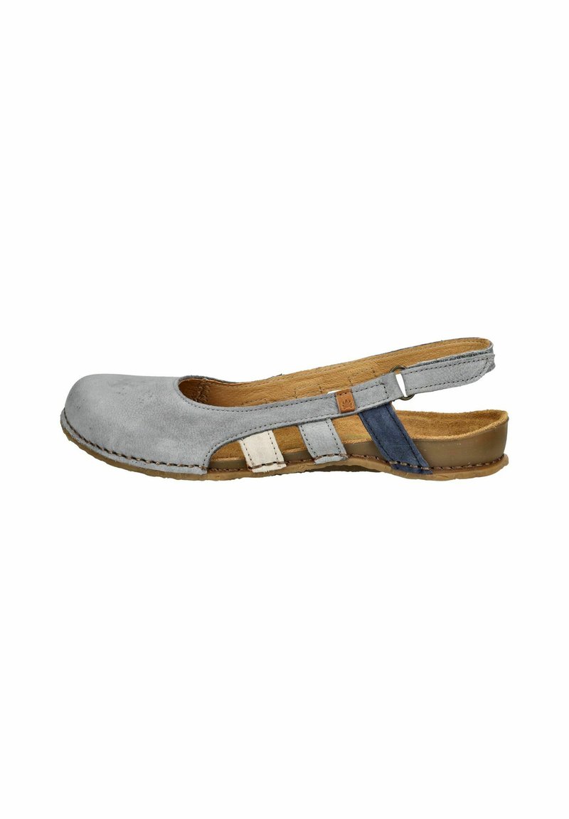 Scarpa slingback in pelle grigia con punta arrotondata, lati aperti e tre accenti di colore beige e blu. Suola piatta con dettagli di cucitura.