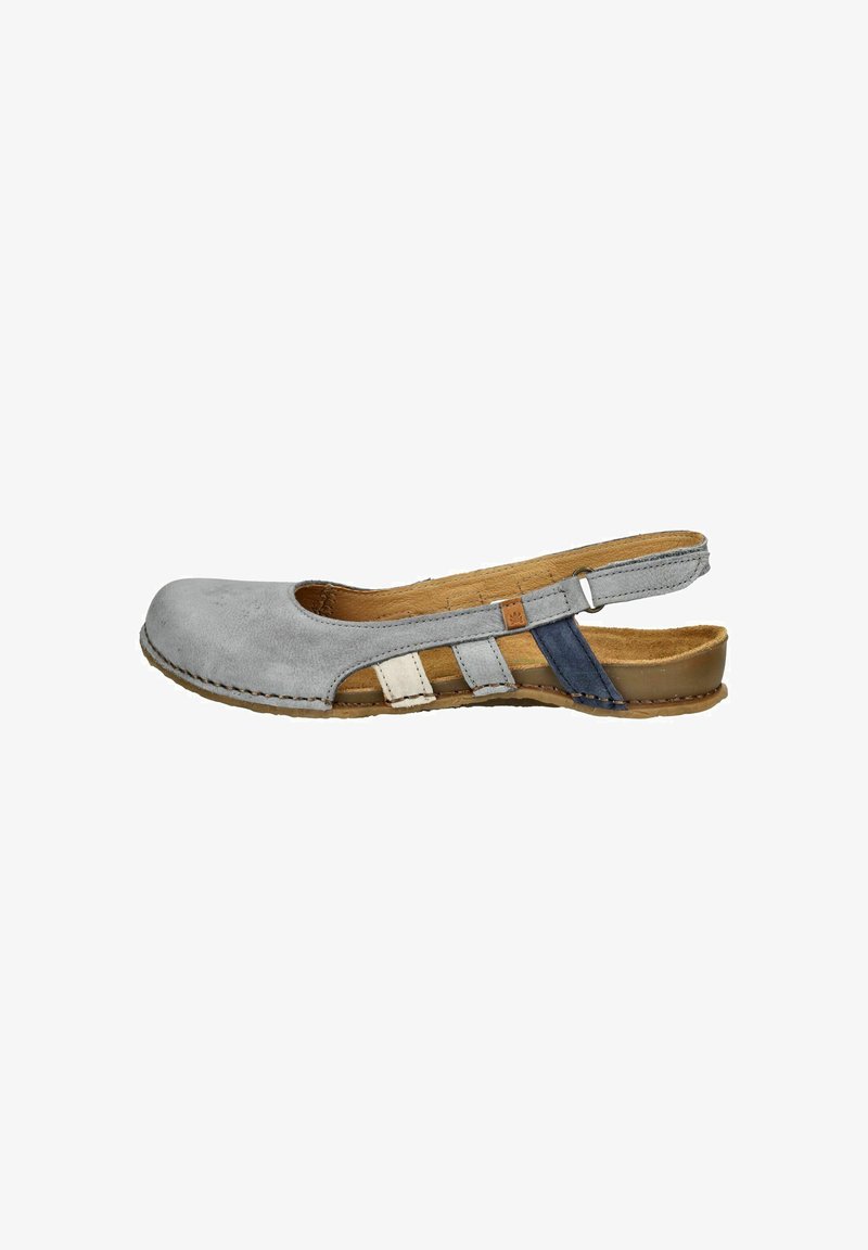 Zapato slingback de cuero gris con punta redondeada, lados abiertos y tres acentos de color en beige y azul. Suela plana con detalle de costura.
