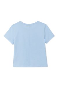 Světle modré tričko s krátkým rukávem a kulatým výstřihem, s detailem zadního švu a hladkou bavlněnou texturou.