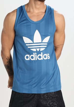 Débardeur sans manches bleu en tissu léger, avec un logo Adidas blanc bien visible et des bandes pour le détail du design.