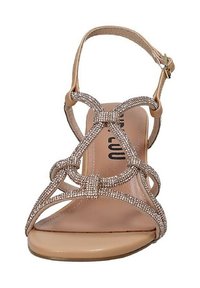 Sandalo beige con cinturini, dettagli in strass, design open toe, cinturino alla caviglia regolabile e suola piatta.