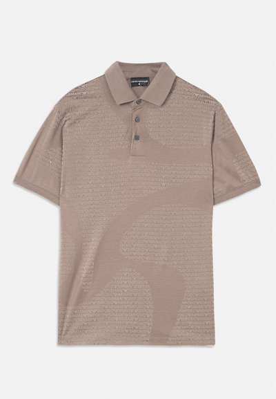 Beige polo-skjorte med et subtilt teksturmønster, tre-knaps placket og en krage-design som viser merkevarenavn i et repeterende mønster.