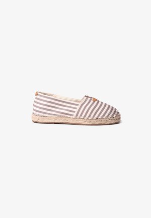 Csíkos vászon slip-on cipő levendula és krémszínben, juta talppal és bőrkiegészítővel a lábfej közelében, lekerekített formával és puha textúrával.