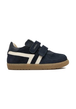 Børnesneakers i marineblåt ruskind med beige sideliste, to velkrobånd og en tanfarvet gummisål på hvid baggrund.