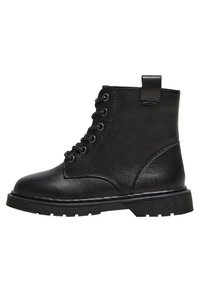 Bottes noires à la cheville en cuir lisse, avec un bout rond, six œillets, une languette de tirage et une semelle en caoutchouc texturé.