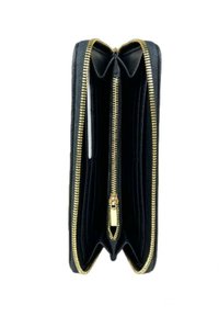 Portafoglio in pelle nera con zip dorata. Presenta molteplici scomparti e una texture liscia, progettato per riporre carte e contante.