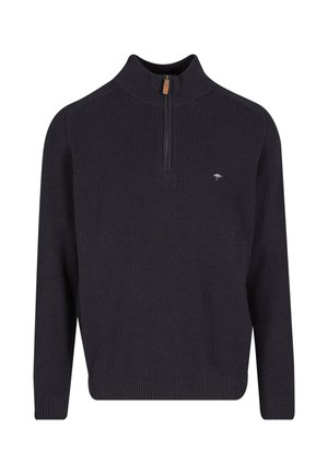 Ciemnoniebieski rozpinany sweter z prążkowaną teksturą, wysokim kołnierzem i małym haftowanym logo na piersi. Posiada pół-zamek z przodu.