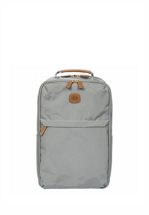 Maleta blanda rectangular gris con asas de cuero marrón y tiradores de cremallera, bolsillo delantero y pequeña etiqueta de cuero de la marca.