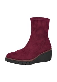 Botines de ante burdeos con suela de cuña, que presentan una textura suave, detalles de costura y un diseño elegante y ajustado.