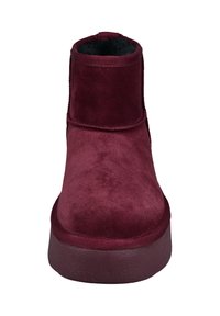 Burgunderfarbene Stiefeletten aus Wildleder mit glatter Textur, runder Zehenpartie und einer soliden Gummisohle; minimalistische Nahtakzente entlang der Nähte.