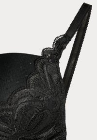 Svart behå med en texturerad tyg, spetsdetaljer, scalloped kant, justerbara band och en slät kupa design.