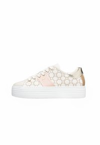 Sneakers bianche con una tomaia testurizzata, dettagli dorati e una striscia rosa. Presentano una punta tonda e una suola bianca spessa. Inclusi lacci e marchio.