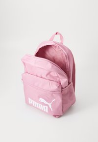 Roze rugzak van nylon, met twee ritscompartimenten, gaasaccenten, en een groot wit Puma-logo aan de voorkant.