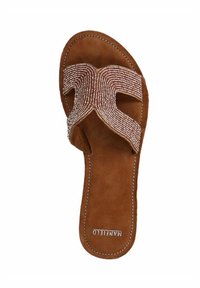 Bruine suède sandaal met een cross-strap ontwerp, voorzien van ingewikkelde kraaldetails. Platte zool met versterkte stiksels. Merkembleem zichtbaar.