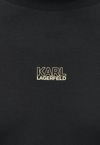 Μαύρο βαμβακερό μπλουζάκι με ραμμένη λαιμόκοψη και χρυσό λογότυπο που γράφει "KARL LAGERFELD" στη μπροστινή πλευρά. Λείος υφάντης και casual σχέδιο.