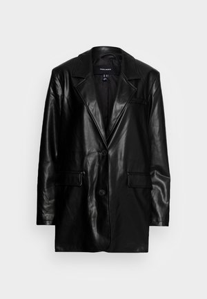 Blazer negro de piel sintética con solapas con muesca, dos bolsillos delanteros con solapa, dos botones y mangas largas, exhibido sobre un fondo claro y sencillo.