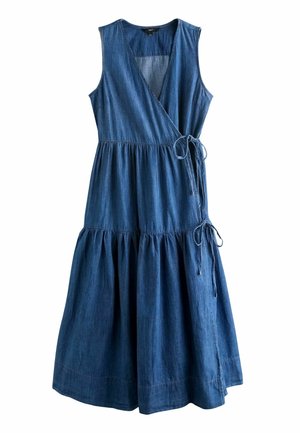 Ärmelloses, blaues Jeansmidirkleid mit Wickelvorderteil, geraffter Taille, gestufter Rock und zwei seitlichen Binderverschlüssen.