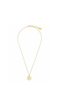 Collana delicata in oro con un ciondolo a forma di sole tondo e un piccolo tag ovale vicino alla chiusura su uno sfondo bianco.