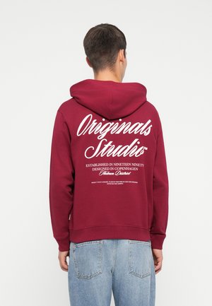 JORNORREBRO TYPO BACK HOOD - Mikina - tibetan red