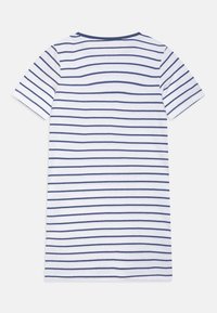 Sukienka t-shirt w paski z krótkimi rękawami, z poziomymi granatowymi paskami na białym tle. Wykonana z miękkiej bawełny, z okrągłym dekoltem.