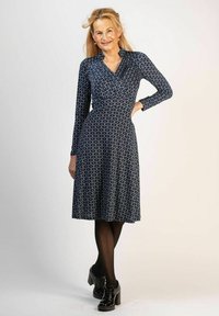 Merekki pitkähihainen mekko, jossa on kietaisumalli, valkoisia pyörteitä. Pehmeä kangas, polvipituinen, kellottuva hame ja kaulus.