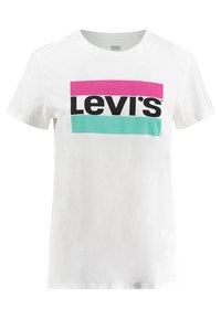 Bílá bavlněná tričko s velkým černým logem Levi's, obklopeným horizontálními pruhy v růžové a tyrkysové barvě přes hruď.