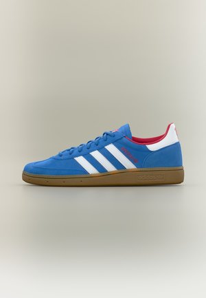 adidas Originals, HANDBALL SPEZIAL MANCHESTER UNITED SHOES - Indoor-Fußballschuhe - team royal blue/footwear white/manchester united red
