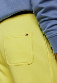 Tommy Hilfiger SMALL LOGO - Pantalones deportivos - yellow tulip