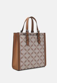 Sac fourre-tout à motifs marron avec un design structuré. Comprend un corps en toile, des accents en cuir et des poignées doubles ajustables.