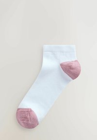 Bokazokni fehér anyagból, rózsaszín orr- és sarokrésszel. Bordázott szegéllyel és sima textúrával rendelkezik az egészben.