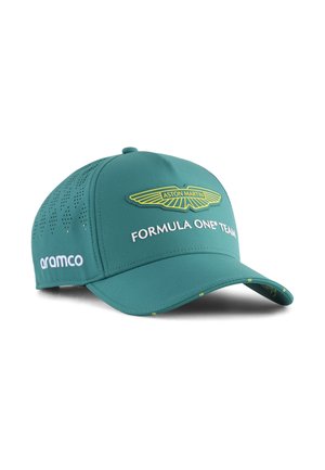 Teal kasket med en stiv skygge, prydet med et gult Aston Martin-logo og "Formula One Team" broderet i hvidt. Ventilationshuller i siderne.