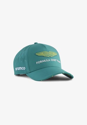 Tirkizna kapa s krutom viziru, s žutim Aston Martin logom iupisanim "Formula One Team" u bijeloj boji. Ventilacijske rupe sa strane.