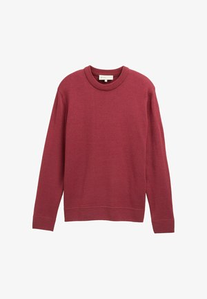 Punainen neulepusero, jossa on pyöreä kaula-aukko, pitkät hihat, ribbireunat ja helma. Tekstuuri on sileä ja tasainen, ilman näkyviä kuvioita.