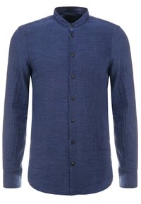 Koszula na długi rękaw na guziki, wykonana z ciemnoniebieskiego, teksturowanego materiału, z kołnierzem typu band collar i pięcioma brązowymi guzikami z przodu, zakończona prostym dołem.