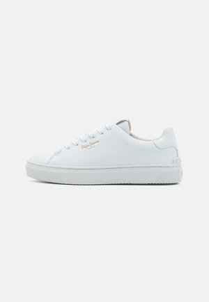 Zapatilla de cuero blanca con punta redonda, seis ojales, detalle del logo en dorado y suela de goma texturizada. Diseño limpio con acentos mínimos.