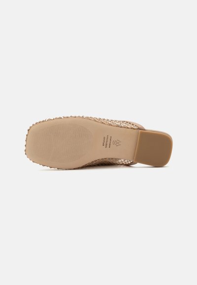 Semelle de sandale à bout carré, petit talon bloc, empeigne beige texturée et zone de préhension nervurée en dessous.