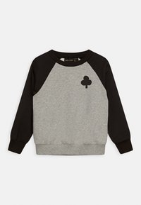 Sudadera gris y negra con mangas raglán, que presenta un pequeño logo de trébol negro en el pecho y puños y bajo de canalé.