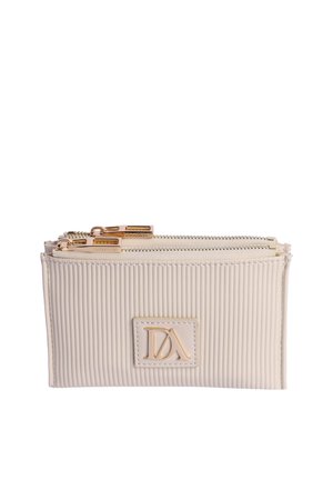 Pequeña cartera beige con crestas verticales, dos tiradores de cremallera dorados y una placa decorativa dorada con el logo en el frente.